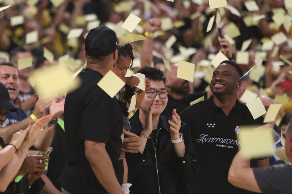 Αποθέωση στο Παλέ για τους Αντετοκούνμπο