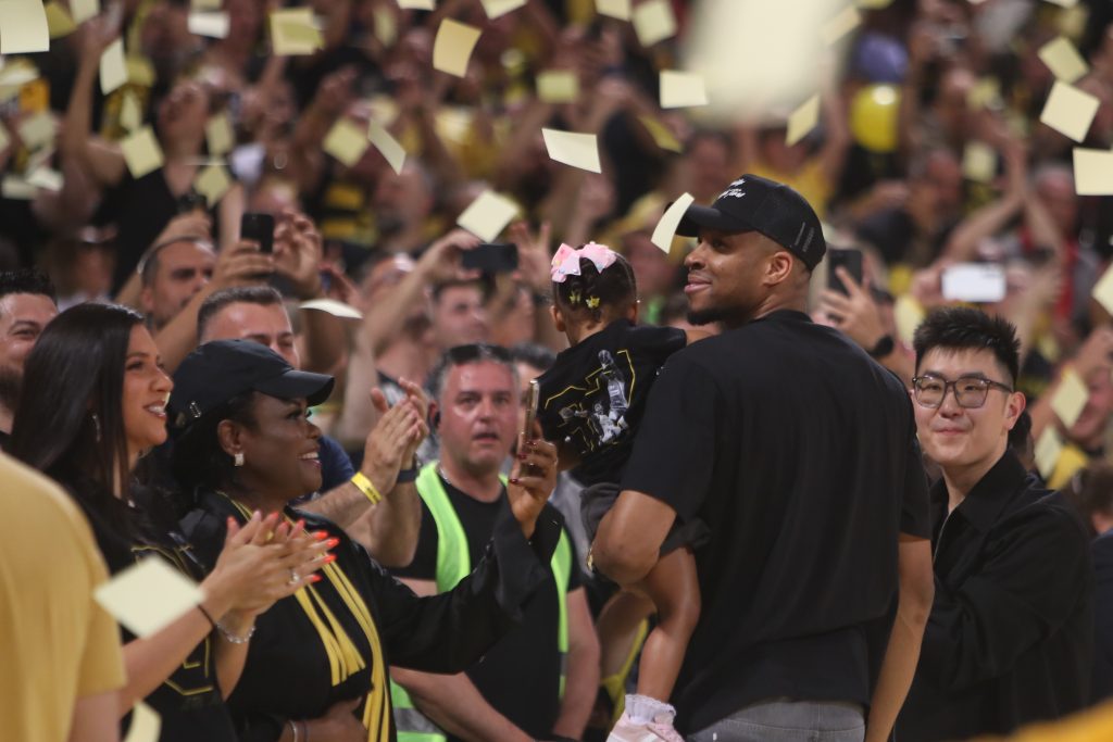 Αποθέωση στο Παλέ για τους Αντετοκούνμπο