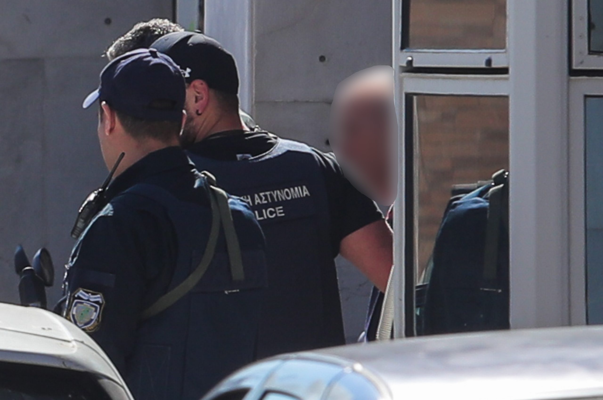 Τον χειμώνα σχεδίαζε τις επιθέσεις σε ΕΦΚΑ και Πρωτοδικείο για να κρύψει το όπλο σε καμπαρντίνα – Αύριο στον ανακριτή ο 89χρονος