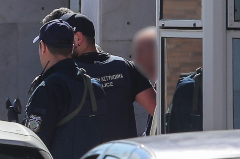 Αντιμέτωπος με τρία κακουργήματα ο 89χρονος για τις επιθέσεις σε ΕΦΚΑ και Πρωτοδικείο – Προθεσμία να απολογηθεί αύριο