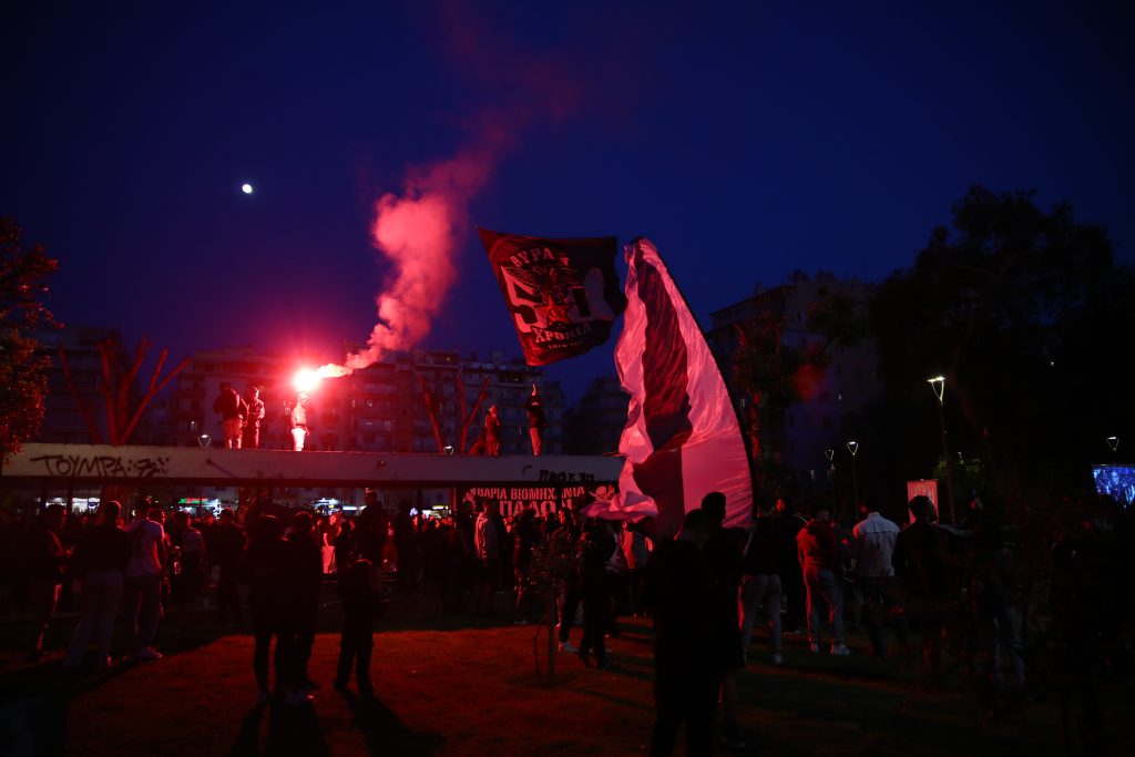 Θεσσαλονίκη: Στήθηκε γιγαντοοθόνη στην πλατεία Ναυαρίνου για τον ευρωπαϊκό τελικό του ΠΑΟΚ