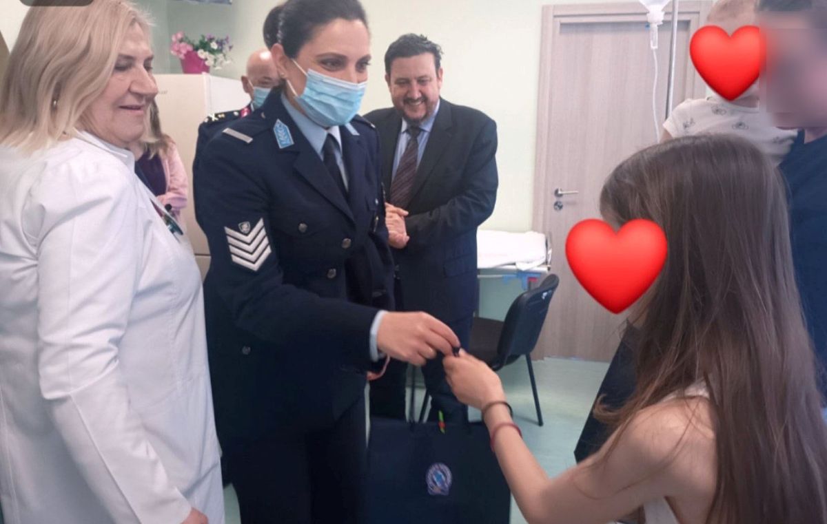 Στις παιδιατρικές κλινικές των νοσοκομείων της Λάρισας για ευχές αστυνομικοί