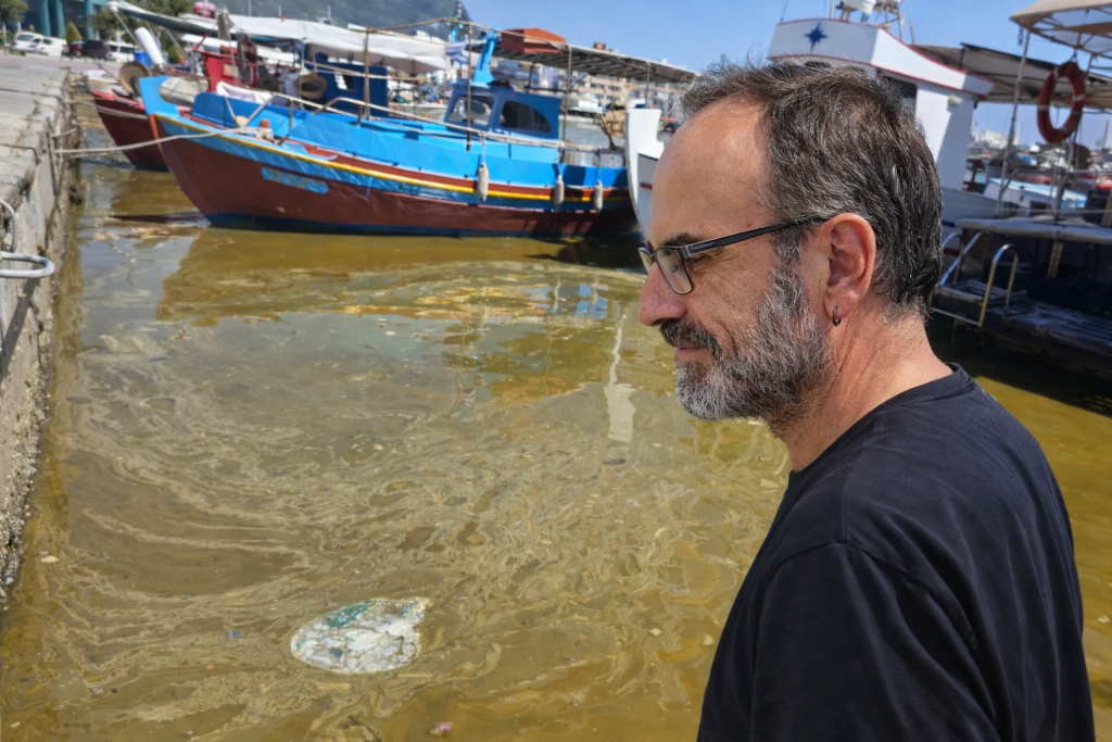 Βόλος: Αποκαρδιωτική εικόνα στο λιμάνι – «Λάθος ερωτήσεις, χωρίς απαντήσεις» προειδοποιεί ο Κορμάς