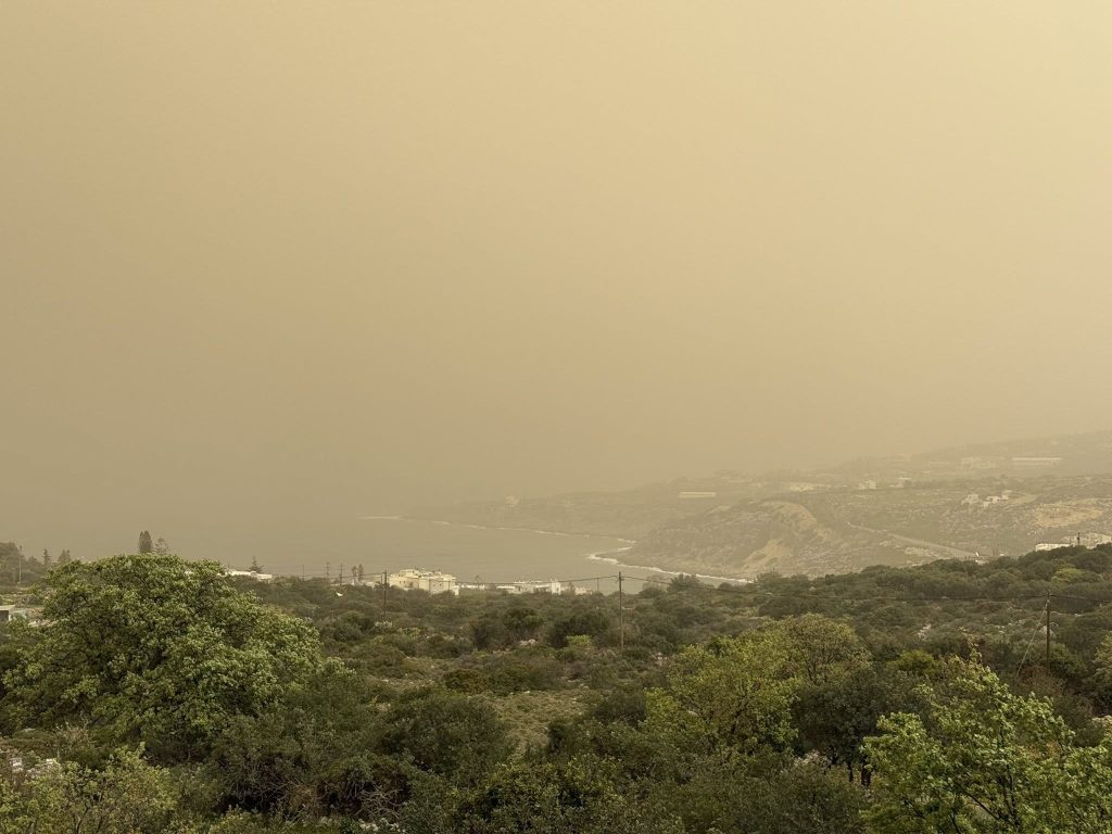 Απόκοσμες εικόνες στην Κρήτη: Γιατί ο ουρανός βάφτηκε πορτοκαλί