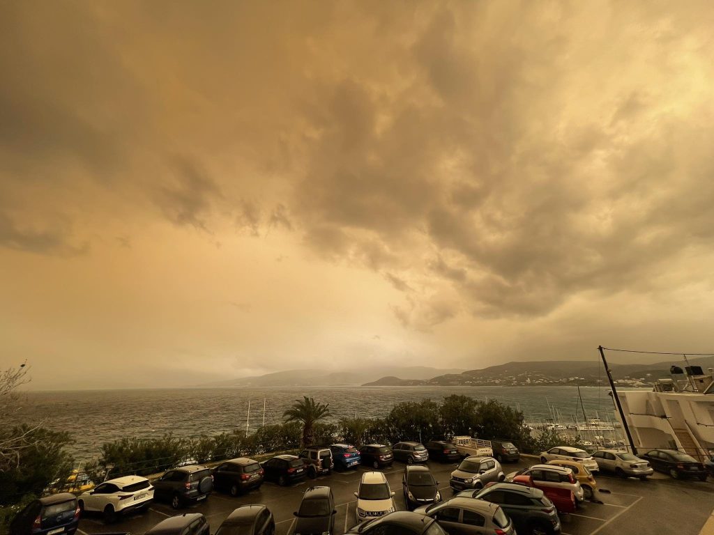 Θυελλώδεις άνεμοι στο Λασίθι: Ανατροπή νταλίκας, ζημιές σε θερμοκήπιο και πτώση δέντρων
