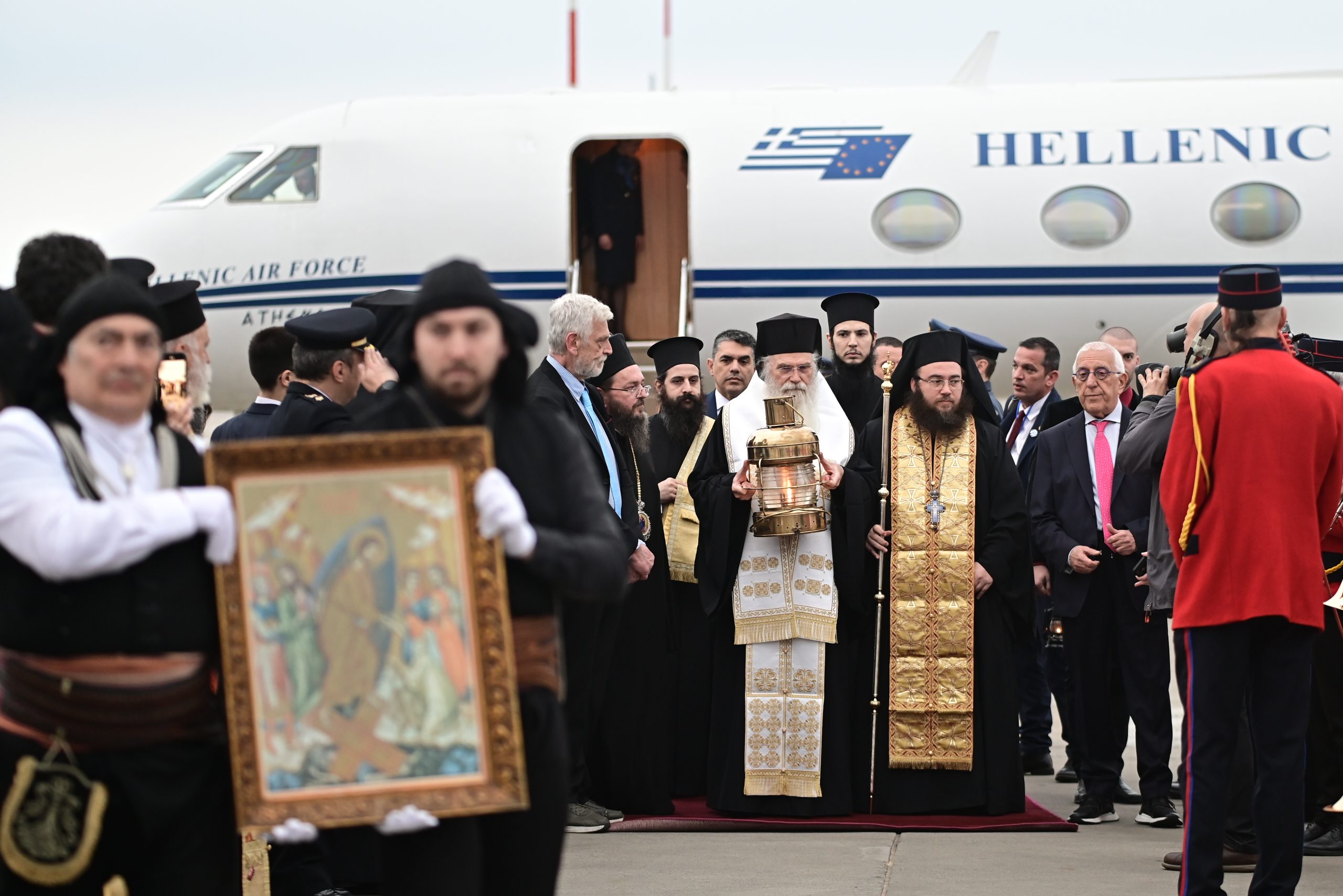 Έφθασε στην Ελλάδα το Άγιο Φως – Με τιμές αρχηγού κράτους η υποδοχή του