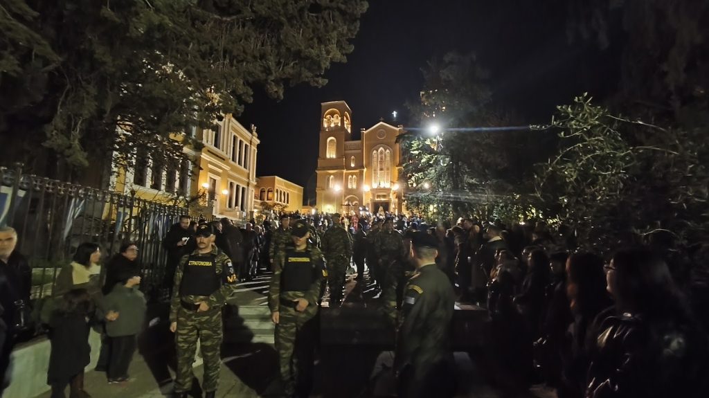 Αλεξανδρούπολη: Με κατάνυξη η συνάντηση Επιταφίων στο κέντρο της πόλη – Η Εθνική Πόλο σήκωσε τον Επιτάφιο του Ι.Ν. Αγίου Νικολάου