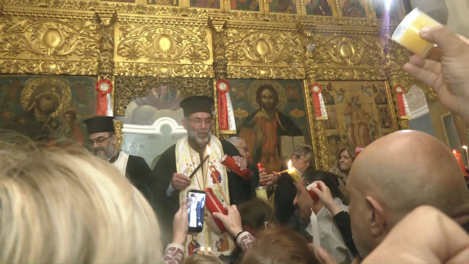 Συγκίνηση στη Βηρυτό: Έφτασε το Άγιο Φως εν μέσω συγκρούσεων – Μήνυμα ελπίδας και ειρήνης