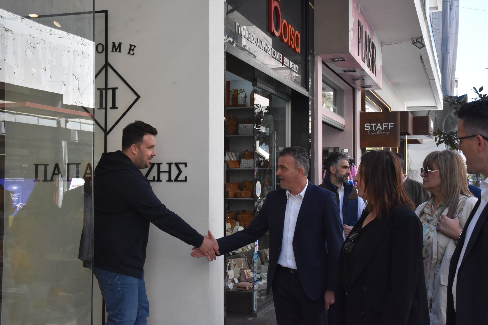 agora3 Στην αγορά ο δήμαρχος Λαρισαίων – Αντήλλαξε πασχαλινές ευχές
