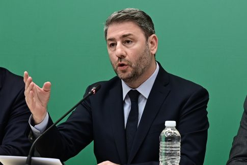 Μένουμε στο σπίτι <br/> και διαβάζουμε ένα καλό βιβλίο