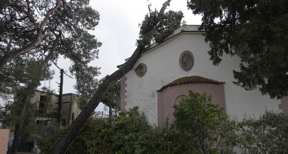Μυτιλήνη: Φθορές στην εκκλησία του Άνω Χάλικα από δέντρο που έπεσε στη σκεπή
