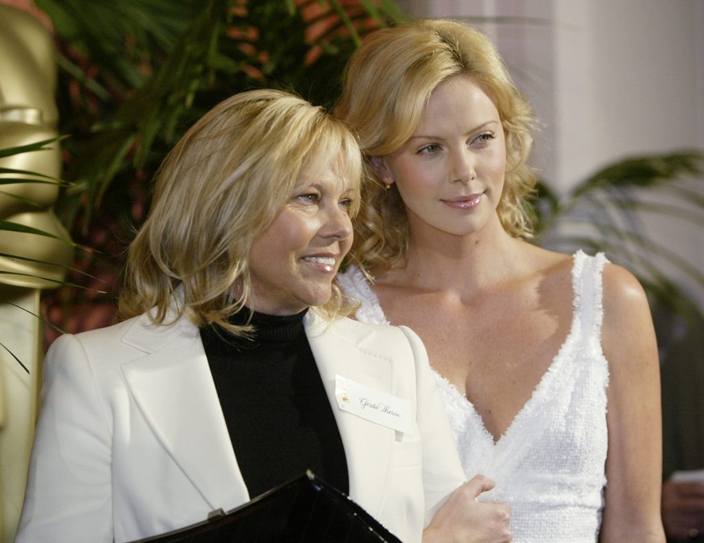 Η Σαρλίζ Θερόν περιέγραψε με κάθε λεπτομέρεια τη νύχτα που η μητέρα της σκότωσε τον πατέρα της για να τη σώσει