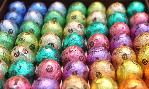 Μένουμε στο σπίτι <br/> και διαβάζουμε ένα καλό βιβλίο