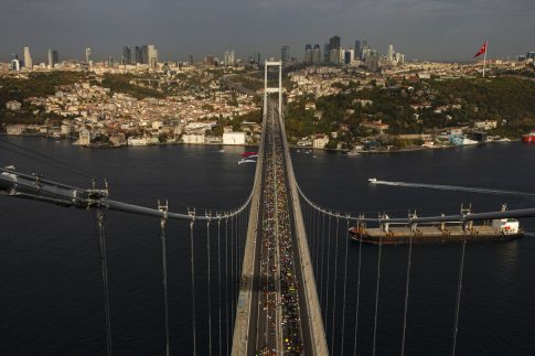 Θεσσαλονίκη: Στήθηκε γιγαντοοθόνη στην πλατεία Ναυαρίνου για τον ευρωπαϊκό τελικό του ΠΑΟΚ