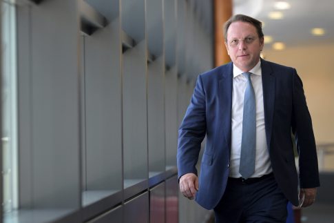 Το ΔΝΤ αναθεωρεί προς τα κάτω τις προοπτικές για την ανάπτυξη και κρούει «κώδωνα» για πιο δυσμενές προβλέψεις