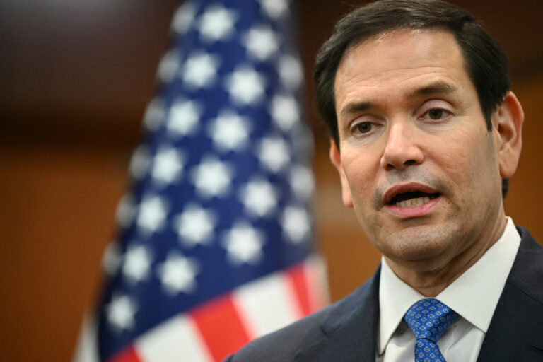 Ρούμπιο: «Oικονομικό πυρηνικό όπλο» ο αποκλεισμός των Στενών του Ορμούζ