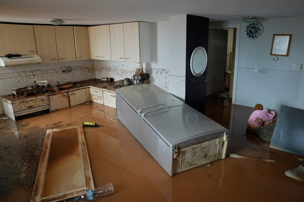 Ένας νεκρός και εκτεταμένες ζημιές σε όλη τη χώρα από την κακοκαιρία Erminio – Κόπηκε στη μέση δρόμος στην Καλλιτεχνούπολη