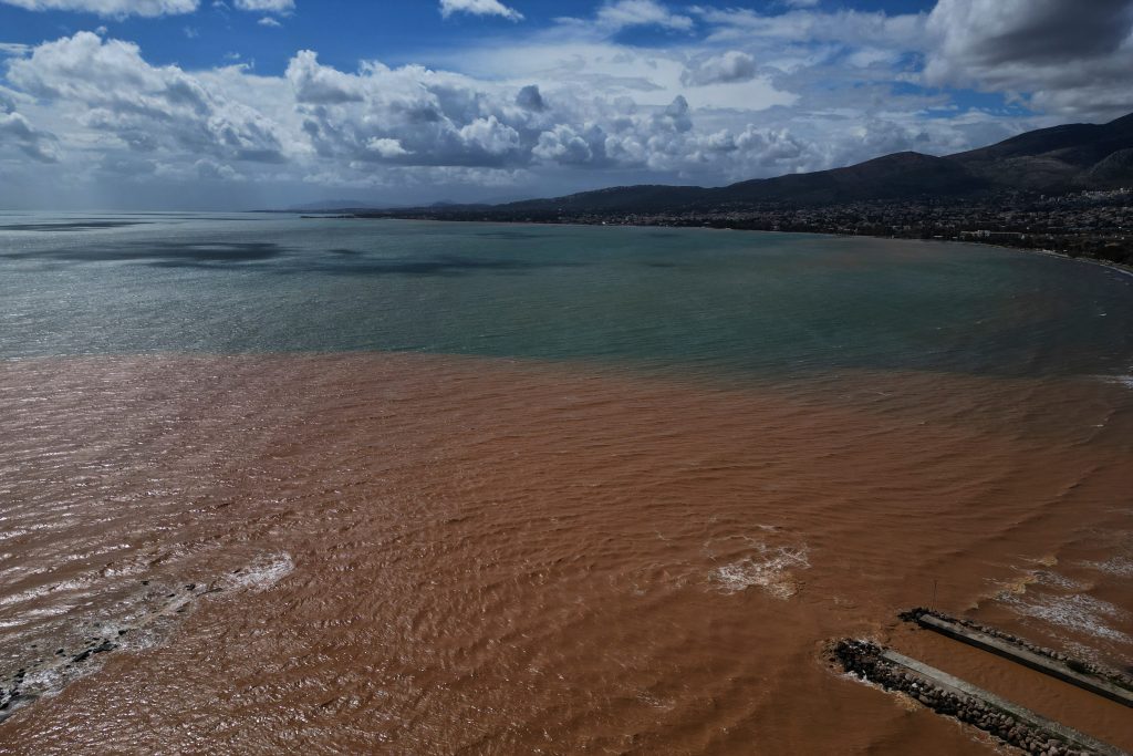 Ένας νεκρός και εκτεταμένες ζημιές σε όλη τη χώρα από την κακοκαιρία Erminio – Κόπηκε στη μέση δρόμος στην Καλλιτεχνούπολη