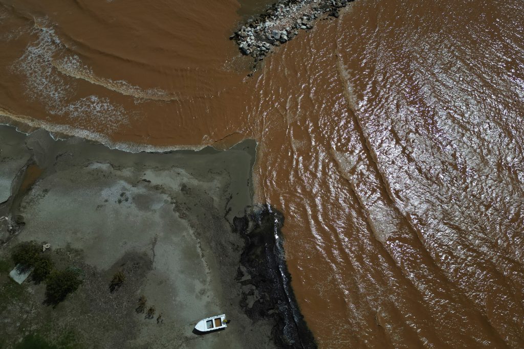 Ένας νεκρός και εκτεταμένες ζημιές σε όλη τη χώρα από την κακοκαιρία Erminio – Κόπηκε στη μέση δρόμος στην Καλλιτεχνούπολη