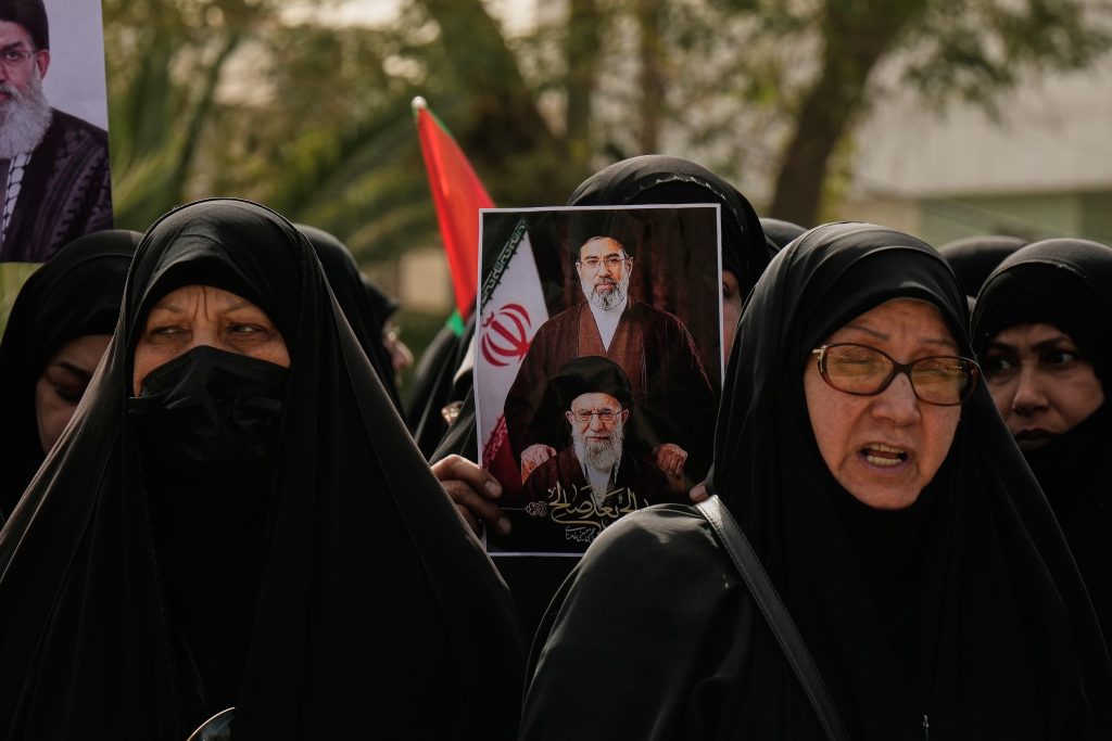 H νέα εποχή στο Ιράν: Πώς επικράτησαν οι στρατηγοί και ο ρόλος του τραυματισμένου Χαμενεΐ