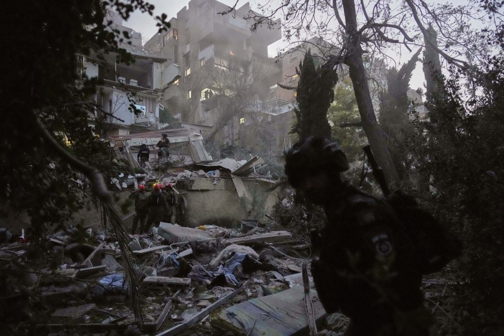 Κίνδυνος κατάρρευσης κτηρίου στη Χάιφα μετά από απευθείας πλήγμα με ιρανικό βαλλιστικό πύραυλο – Τουλάχιστον τέσσερις τραυματίες