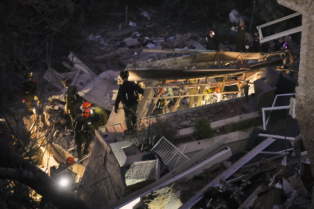 Live: Μπαράζ ιρανικών επιθέσεων στο Ισραήλ – Λήγει αύριο η διορία Τραμπ, ενώ με καταστροφικά αντίποινα απειλεί το Ιράν