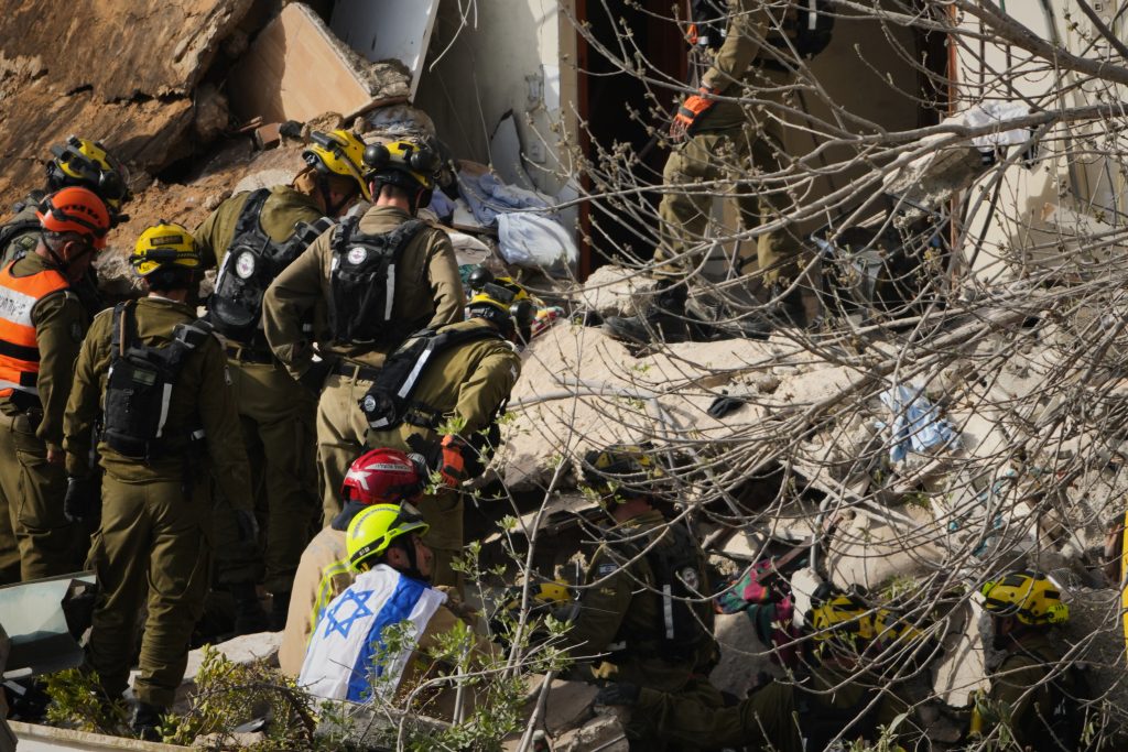 Πόλεμος δίχως τέλος: Εκρήξεις, τελεσίγραφα και διπλωματικά ναυάγια – Ανάμεσα στον φόβο και την αδιαφορία οι Ιρανοί μπροστά στις απειλές Τραμπ