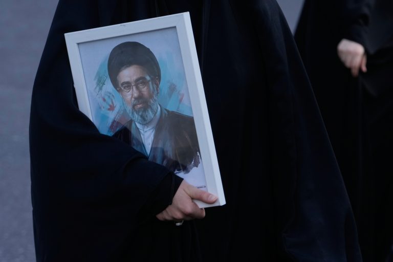 Πώς ο Μοτζτάμπα Χαμενεΐ έφτασε σε συμφωνία με τον Τραμπ – Το παρασκήνιο των διαπραγματεύσεων