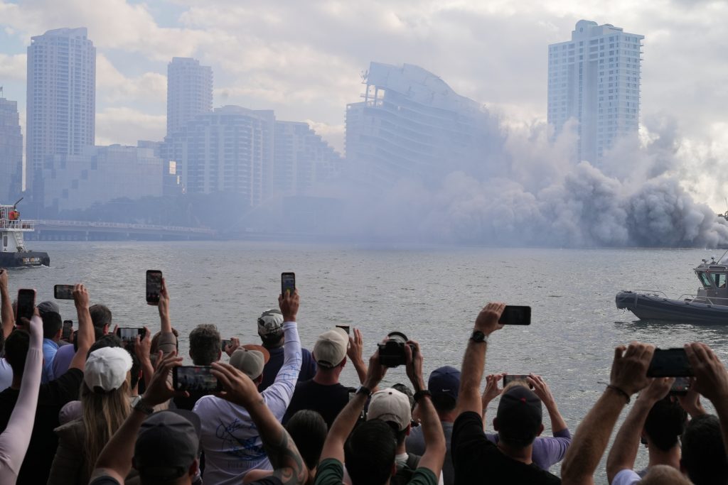 Εμβληματικό ξενοδοχείο του Μαϊάμι έγινε σκόνη σε λιγότερο από 20 δευτερόλεπτα