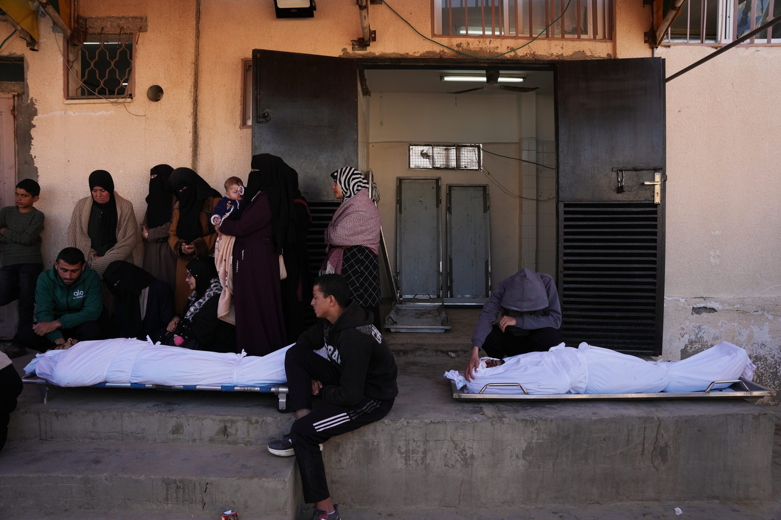 Τέσσερις νεκροί σε ισραηλινά πλήγματα στη Γάζα – Επαναλειτουργεί το συνοριακό πέρασμα Ζικίμ