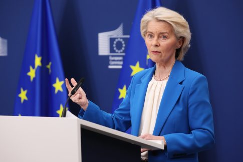 «Κι όμως είμαι ακόμα εδώ»: Η νέα σειρά της ΕΡΤ έρχεται στις οθόνες μας (video)