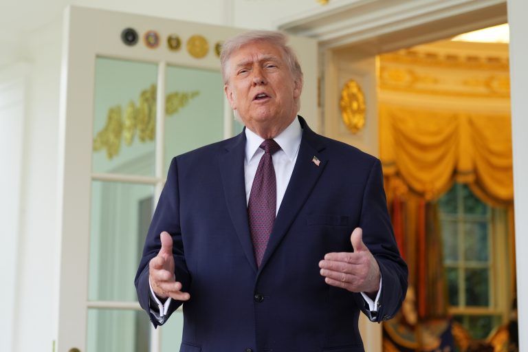 Live – Τραμπ: «Όποιο ιρανικό πλοίο πλησιάσει τα Στενά του Ορμούζ θα καταστραφεί» – Προαναγγέλλει την Κούβα ως επόμενο στόχο