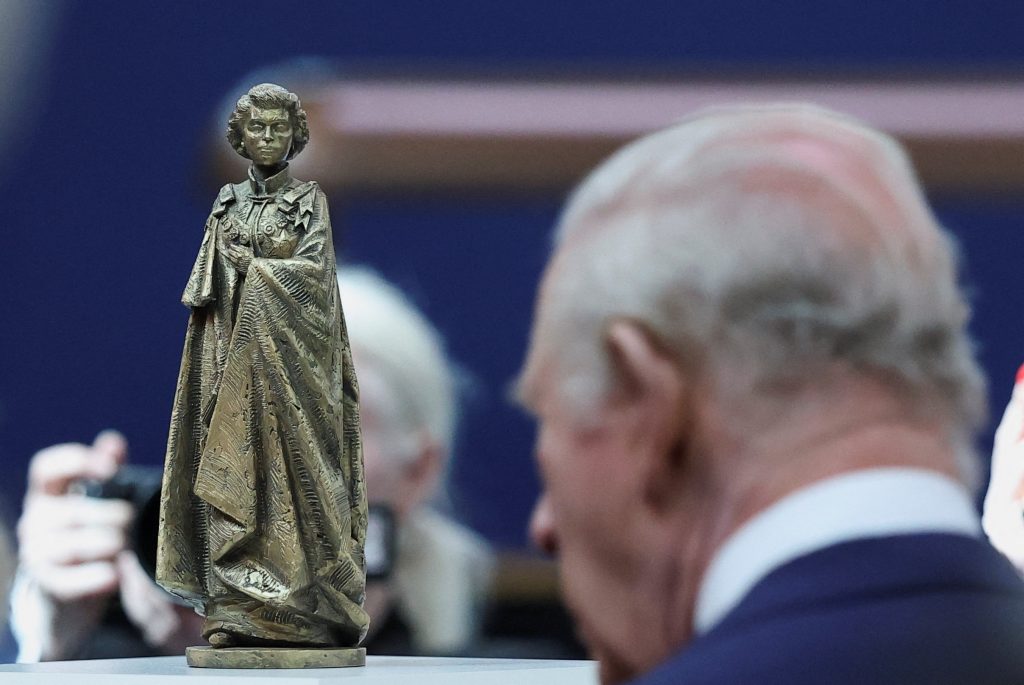 Ο βασιλιάς Κάρολος απέτισε φόρο τιμής στη μητέρα του για τα 100 χρόνια από τη γέννησή της