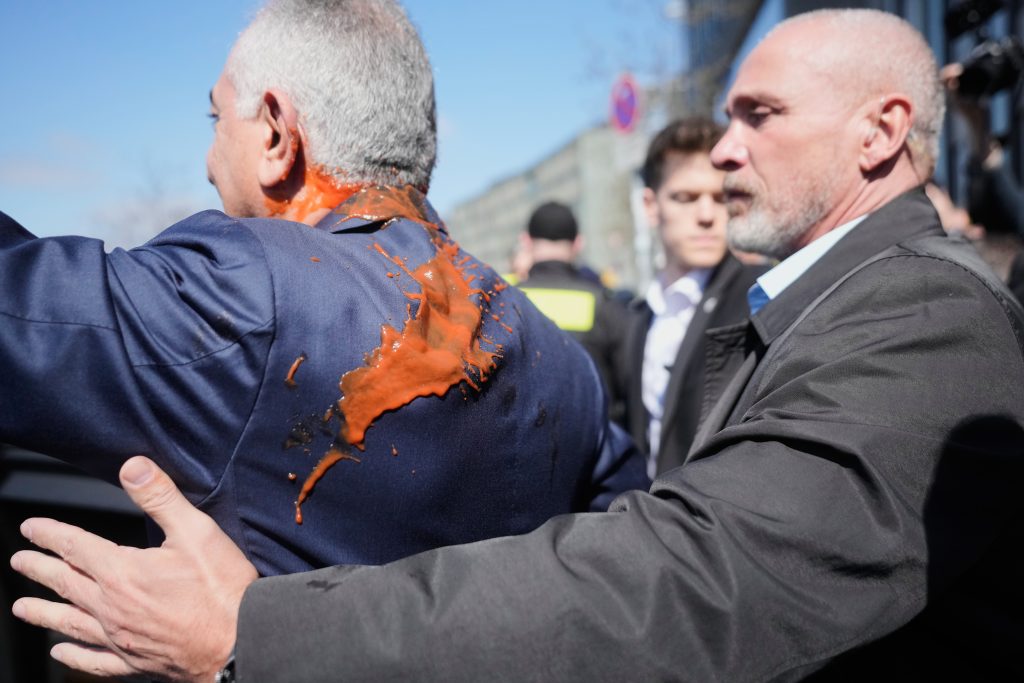 Σφοδρή επίθεση Παχλαβί στο Βερολίνο: «Ντροπή» η στάση της Γερμανίας – Του πέταξαν ντοματοχυμό
