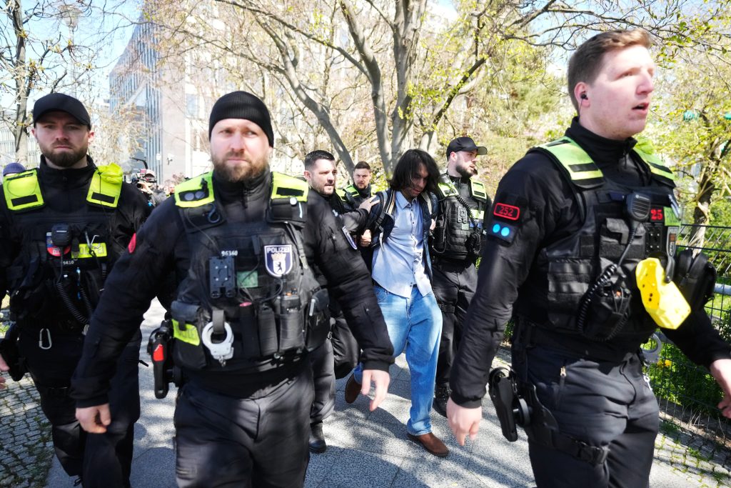 Σφοδρή επίθεση Παχλαβί στο Βερολίνο: «Ντροπή» η στάση της Γερμανίας – Του πέταξαν ντοματοχυμό