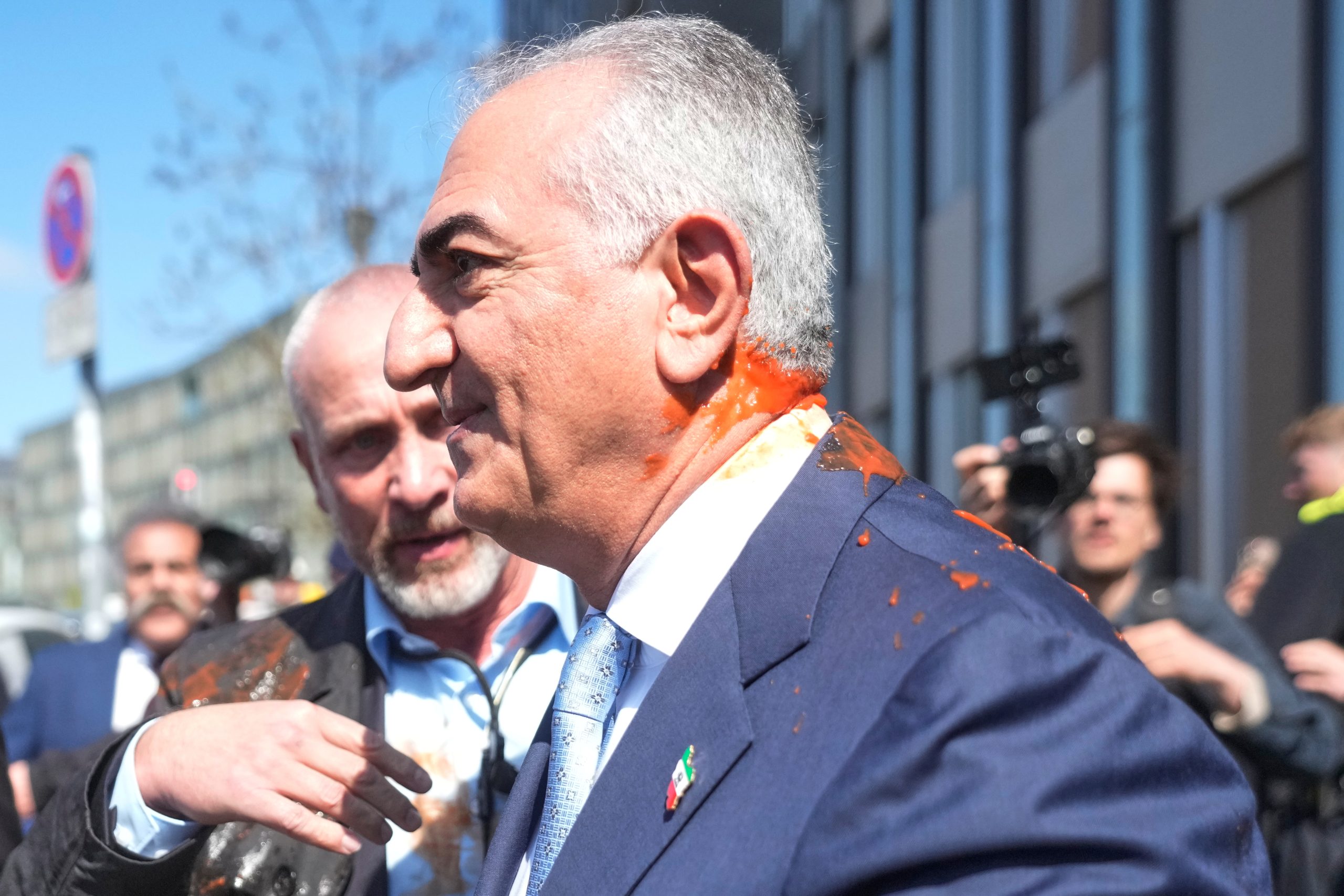 «Είναι ντροπή» σχολίασε ο Παχλαβί για την άρνηση της γερμανικής κυβέρνησης να τον δεχτεί – Δέχθηκε επίθεση με ντοματοχυμό