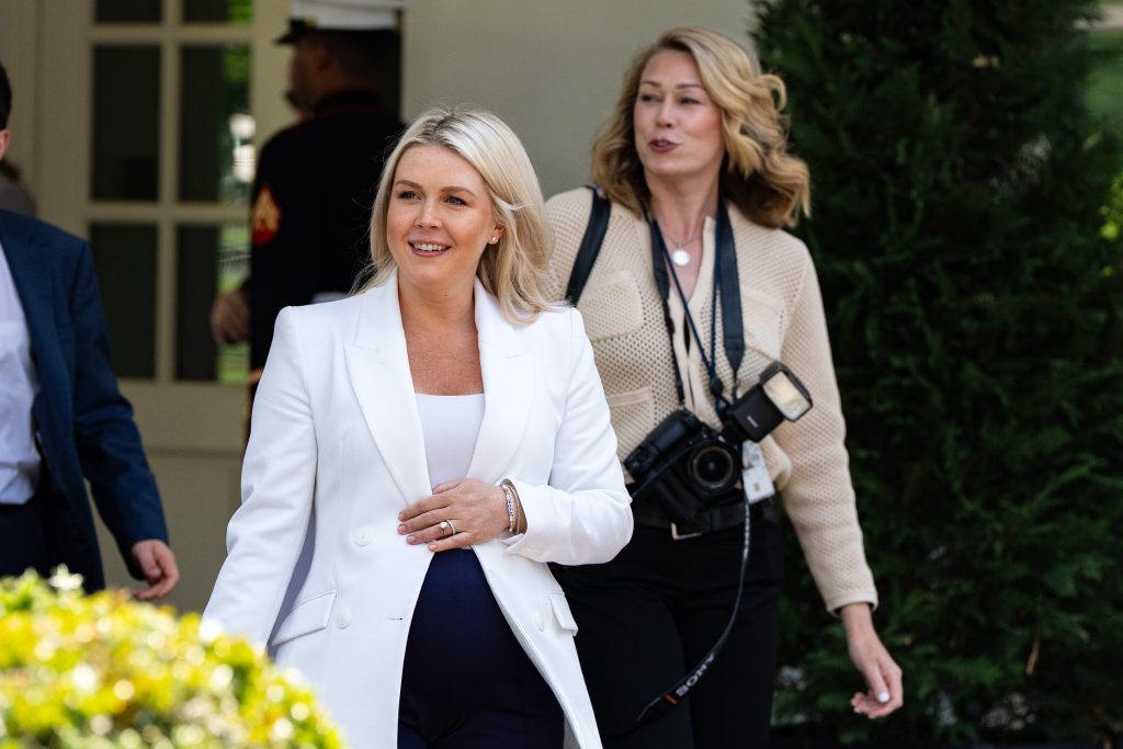 Η εκπρόσωπος του Λευκού Οίκου <em>Καρολάιν</em> Λέβιτ αποχωρεί με άδεια μητρότητας