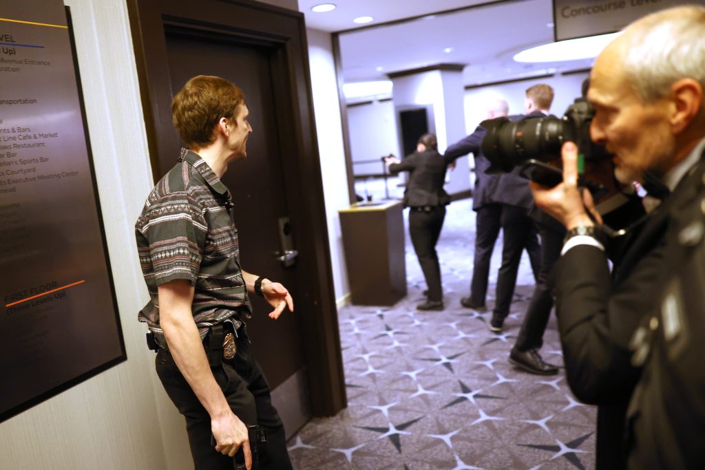 Το χρονικό της απόπειρας κατά του Τραμπ – Σοβαρά ερωτήματα για τα κενά ασφαλείας