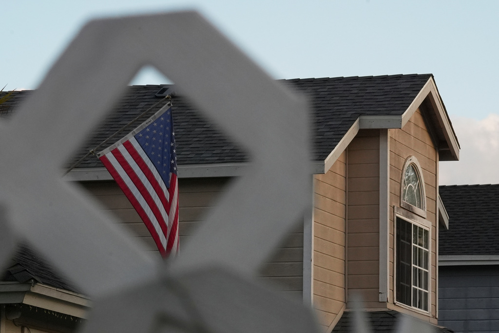 Ένοπλη επίθεση παρουσία Τραμπ: Καταιγίδα θεωριών συνωμοσίας πριν ακόμη ξεκαθαρίσουν τα γεγονότα