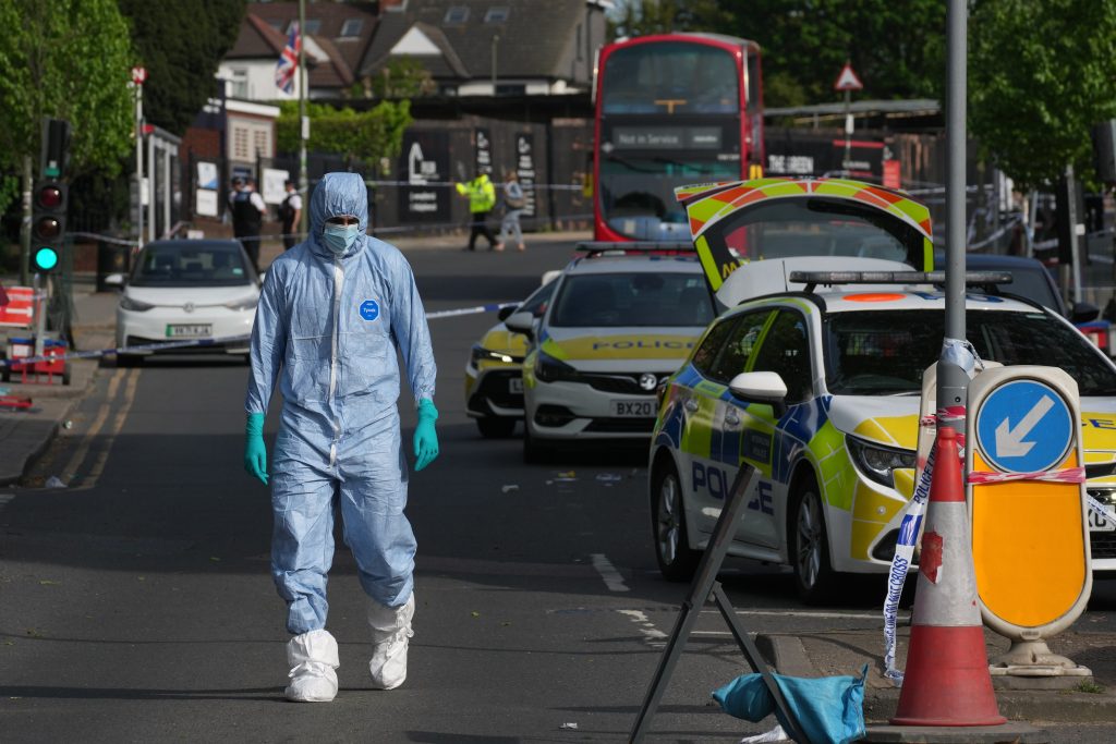 Γνωστός στις αρχές ο 45χρονος δράστης που τραυμάτισε δύο άτομα σε εβραϊκή συνοικία του Λονδίνου
