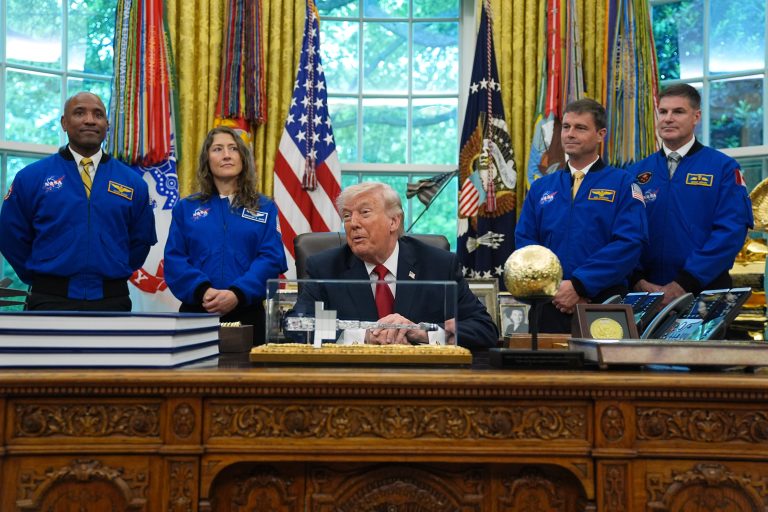 Live: «Το Ιράν πρέπει να παραδοθεί, δεν θα αποκτήσει ποτέ πυρηνικά» λέει ο Τραμπ