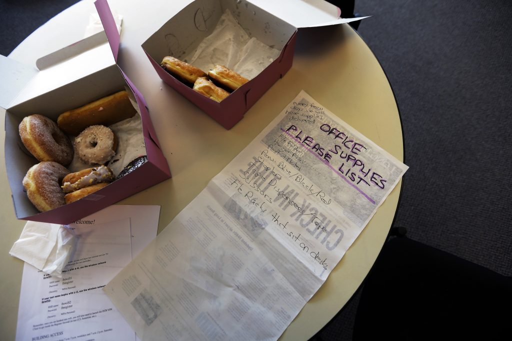 Φιλίες στη δουλειά: Πλεονέκτημα ή παγίδα;