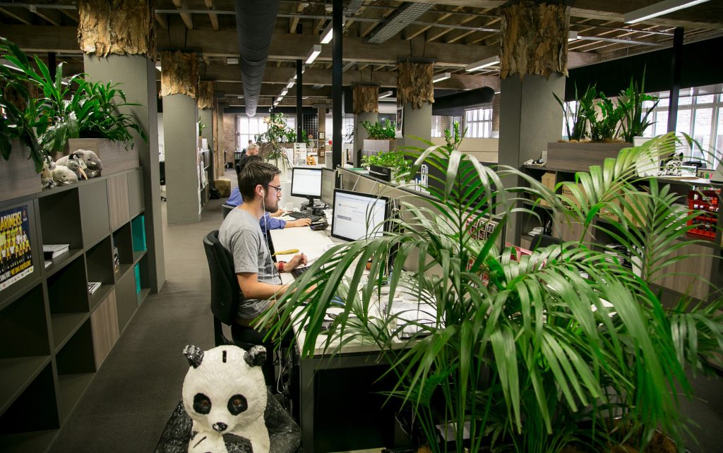 Φιλίες στη δουλειά: Πλεονέκτημα ή παγίδα;