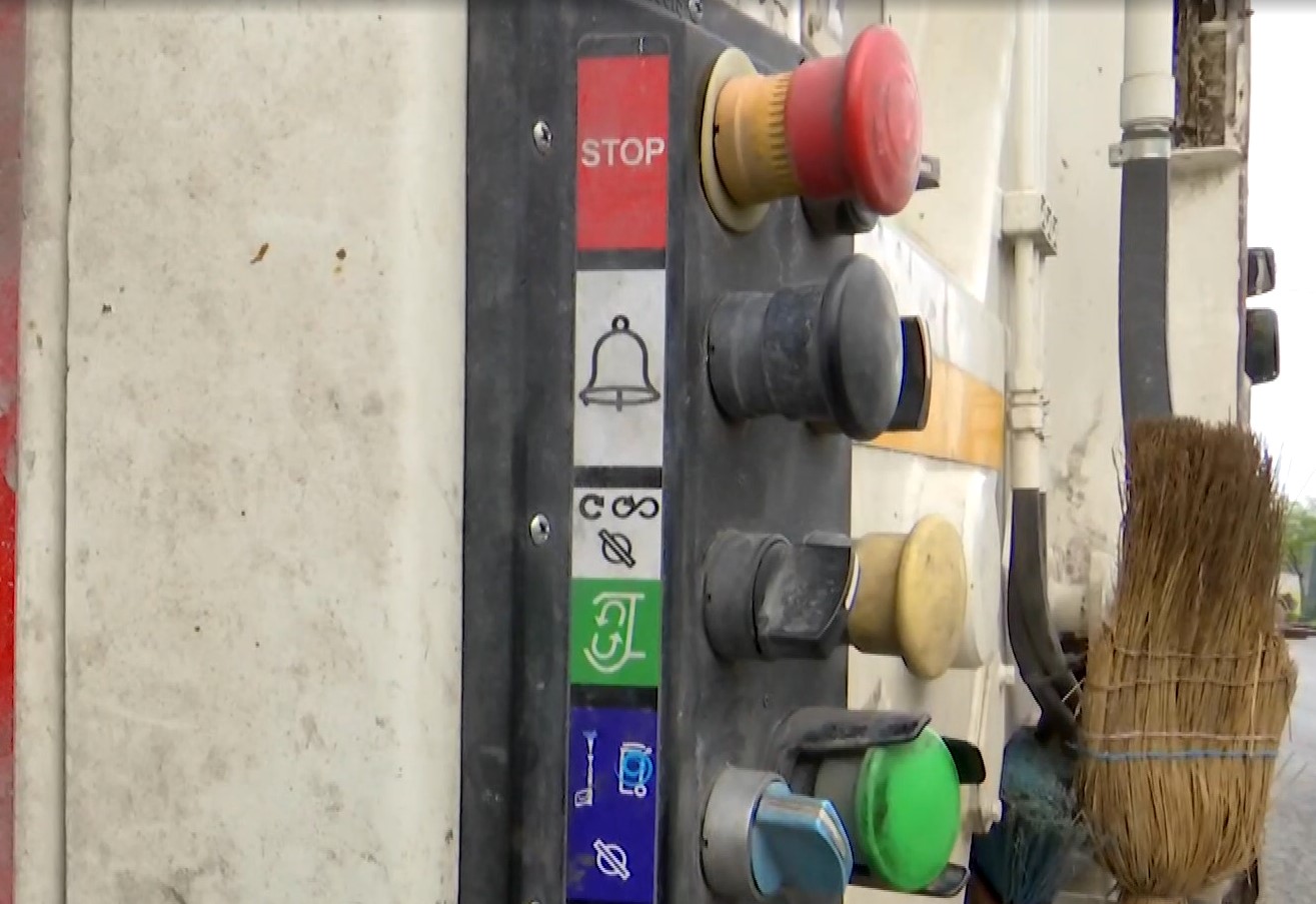 Θεσσαλονίκη: «Ήταν σοκαριστικό… είδαμε ένα χέρι στα σκουπίδια» – Δύο εργαζόμενοι περιγράφουν πώς βρήκαν τον άστεγο μέσα στο απορριμματοφόρο