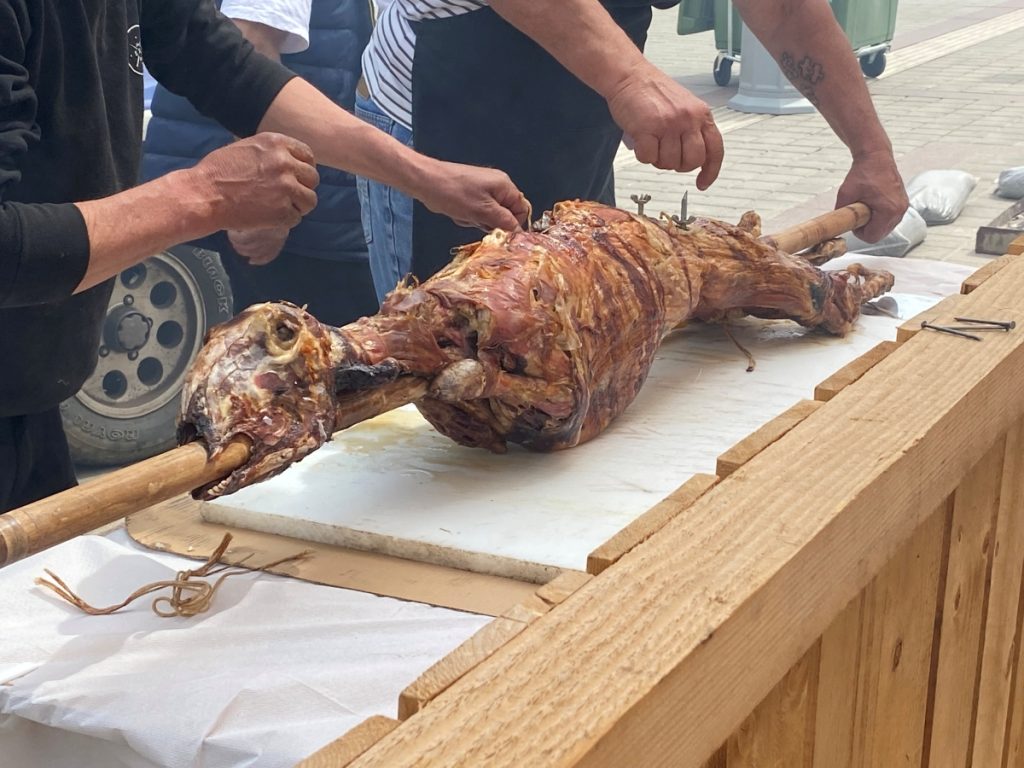 Τριπολιτσιωτών Λαμπρή: Παράδοση, αμνός στη σούβλα, χορός, ευχές και χρώματα