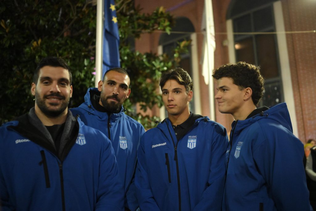 Αλεξανδρούπολη: Με κατάνυξη η συνάντηση Επιταφίων στο κέντρο της πόλη – Η Εθνική Πόλο σήκωσε τον Επιτάφιο του Ι.Ν. Αγίου Νικολάου