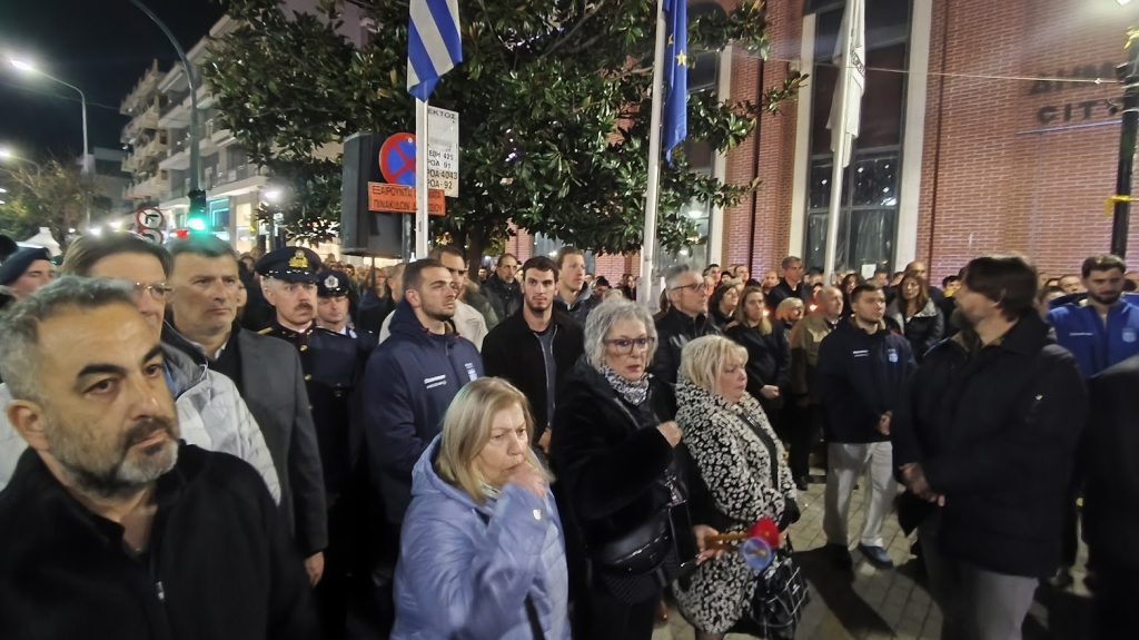 Αλεξανδρούπολη: Με κατάνυξη η συνάντηση Επιταφίων στο κέντρο της πόλη – Η Εθνική Πόλο σήκωσε τον Επιτάφιο του Ι.Ν. Αγίου Νικολάου