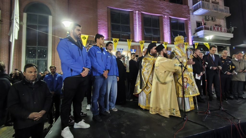 Αλεξανδρούπολη: Με κατάνυξη η συνάντηση Επιταφίων στο κέντρο της πόλη – Η Εθνική Πόλο σήκωσε τον Επιτάφιο του Ι.Ν. Αγίου Νικολάου