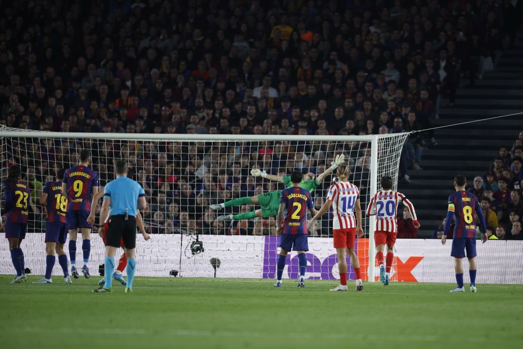 Champions League: «Βόμβα» στο Καμπ Νου όπου η Ατλέτικο «ξέρανε» 2-0 την «Μπάρτσα» – Με το ένα πόδι στoυς «4» και η Παρί Σεν Ζερμέν, 2-0 την Λίβερπουλ  ​