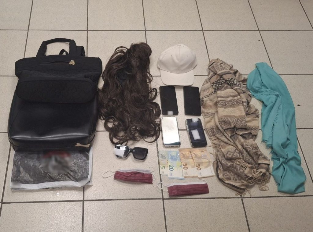 Πιερία: Συνελήφθησαν μέλη εγκληματικής ομάδας- Διέπρατταν τηλεφωνικές απάτες σε βάρος ηλικιωμένων με λεία χρυσές λίρες και κοσμήματα αξίας 133.000 ευρώ